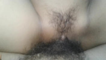 น้ำพุ่งเข้ารูหีของเธอ