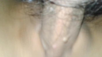 น้ำพุ่งเข้ารูหีของเธอ