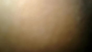 น้ำพุ่งเข้ารูหีของเธอ