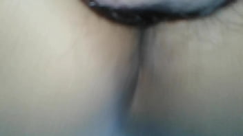 น้ำพุ่งเข้ารูหีของเธอ