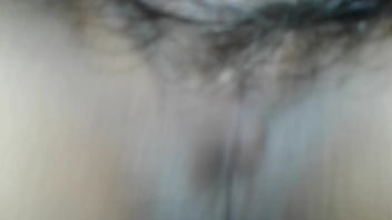 น้ำพุ่งเข้ารูหีของเธอ