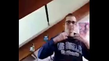 Un homme qui se masturbe