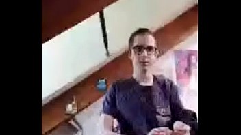 Un homme qui se masturbe