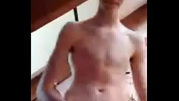 Un homme qui se masturbe