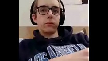 Un homme qui se masturbe