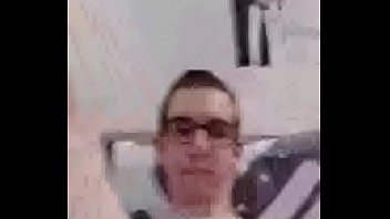 Un homme qui se masturbe