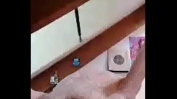 Un homme qui se masturbe