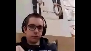 Un homme qui se masturbe