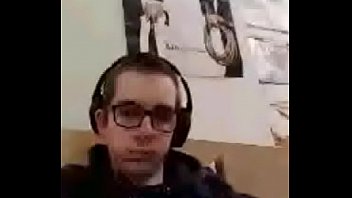 Un homme qui se masturbe