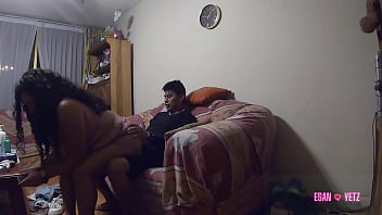 Me doy a la novia de mi amigo mientras ella le manda mensajes que esta bien en la fiesta