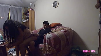 Me doy a la novia de mi amigo mientras ella le manda mensajes que esta bien en la fiesta