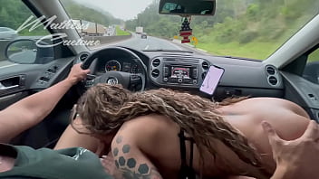 Pediu carona e caiu de boca até sai leite transamos no meio da estrada