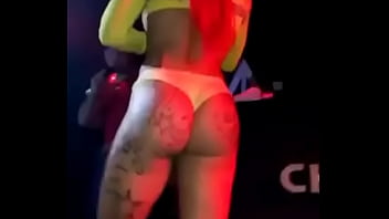 Funkeira gostosa dançando de calcinha