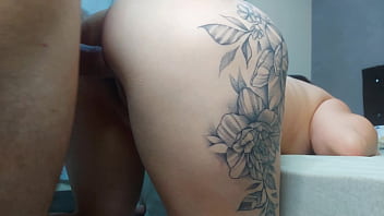 Esposa traidor fode o amigo de seu marido enquanto ele sai