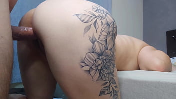 Esposa traidor fode o amigo de seu marido enquanto ele sai