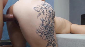 Esposa traidor fode o amigo de seu marido enquanto ele sai