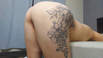 Esposa traidor fode o amigo de seu marido enquanto ele sai