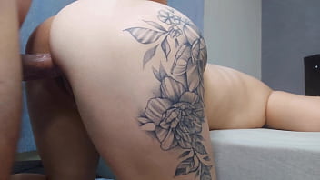 Esposa traidor fode o amigo de seu marido enquanto ele sai