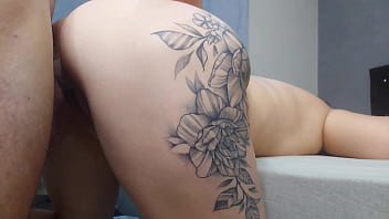 Esposa traidor fode o amigo de seu marido enquanto ele sai