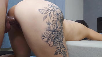 Esposa traidor fode o amigo de seu marido enquanto ele sai