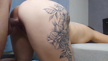 Esposa traidor fode o amigo de seu marido enquanto ele sai