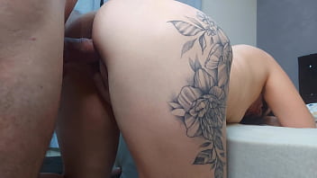 Esposa traidor fode o amigo de seu marido enquanto ele sai