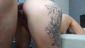 Esposa traidor fode o amigo de seu marido enquanto ele sai