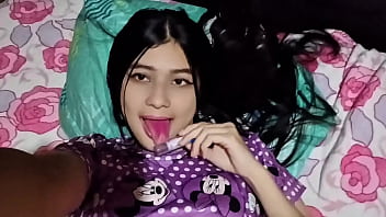 Llevé a la de mi vecina a casa y me la follé en el camino casero real