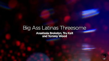 My wife found the hottest girl for threesome on our vacation in prague