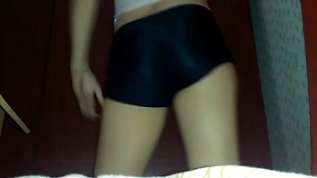 Dançando com shortinho brilhoso