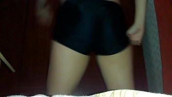 Dançando com shortinho brilhoso