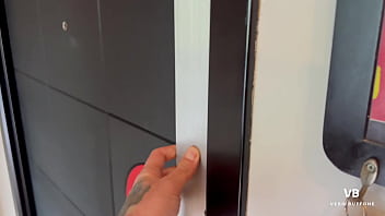 Repartidora de pizza puta se deja follar duro para no perder su trabajo