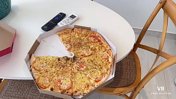 Repartidora de pizza puta se deja follar duro para no perder su trabajo