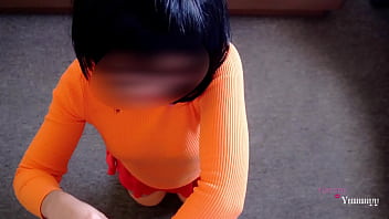 Velma tira sus anteojos por accidente y tiene un descuido velma chupando una gran verga y penetrada en cuatro