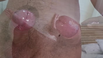 Assolo amatoriale ragazzo sexy si sega con un cazzo duro e una marea di sborra