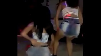 Fico de quatro e o bumbum mexendo