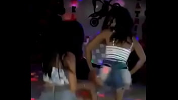 Fico de quatro e o bumbum mexendo