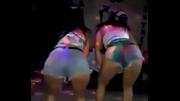 Fico de quatro e o bumbum mexendo