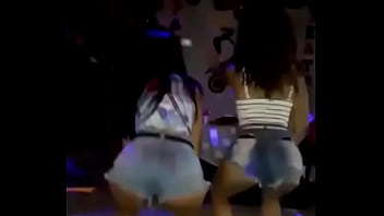 Fico de quatro e o bumbum mexendo