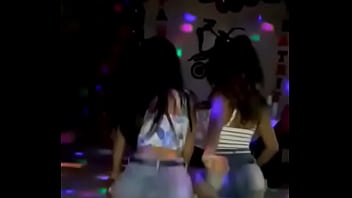 Fico de quatro e o bumbum mexendo