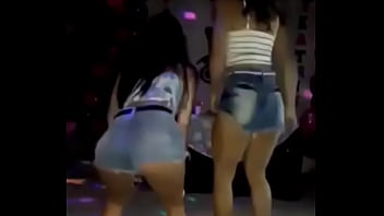 Fico de quatro e o bumbum mexendo