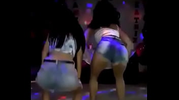 Fico de quatro e o bumbum mexendo