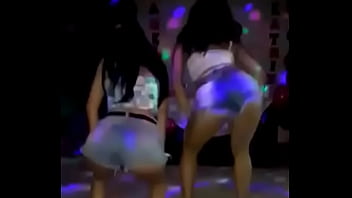 Fico de quatro e o bumbum mexendo
