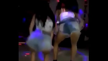 Fico de quatro e o bumbum mexendo