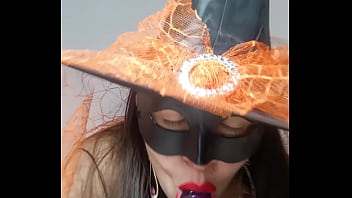 En halloween la bruja de mi vecina me seduce con sus videos me encanta su enorme cameltoe