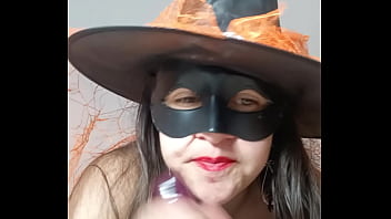 En halloween la bruja de mi vecina me seduce con sus videos me encanta su enorme cameltoe