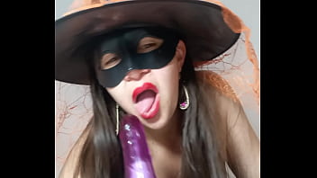 En halloween la bruja de mi vecina me seduce con sus videos me encanta su enorme cameltoe