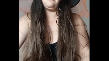 En halloween la bruja de mi vecina me seduce con sus videos me encanta su enorme cameltoe
