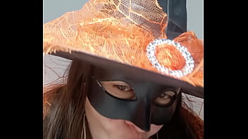 En halloween la bruja de mi vecina me seduce con sus videos me encanta su enorme cameltoe