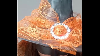 En halloween la bruja de mi vecina me seduce con sus videos me encanta su enorme cameltoe